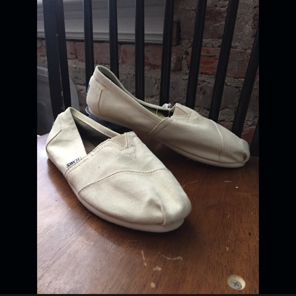 Brand new! Cream TOMs espadrilles